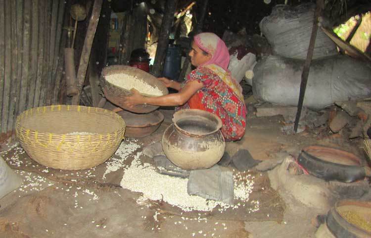 জানা যায়, গত কয়েক যুগ ধরে এসব গ্রামের কয়েকশ পরিবার মুড়ি ভেজে জীবিকা নির্বাহ করে আসছে। প্রতিটি পরিবারে একজন নারী মুড়ি ভাজার মূল ভূমিকায় রয়েছেন। যাকে পরিবারের অন্য সদস্যরা সহায়তা করে থাকেন।