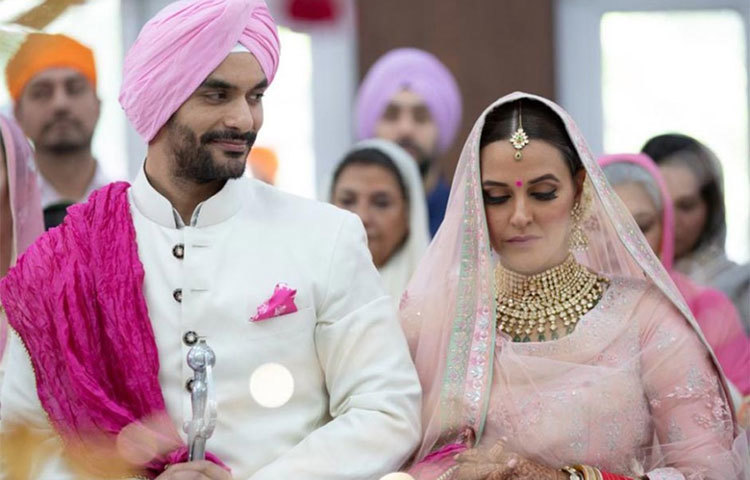 সোনমের বিয়ের রেশ কাটেনি। এর মধ্যেই বিয়ে করলেন নেহা ধুপিয়া আর অঙ্গদ বেদী। সেই বিয়েরই বেশ কিছু ছবি এখন সোশ্যাল মিডিয়ায় ভাইরাল।