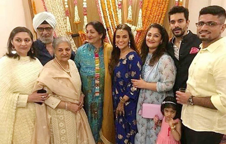 পরিজনদের সঙ্গে নেহা।