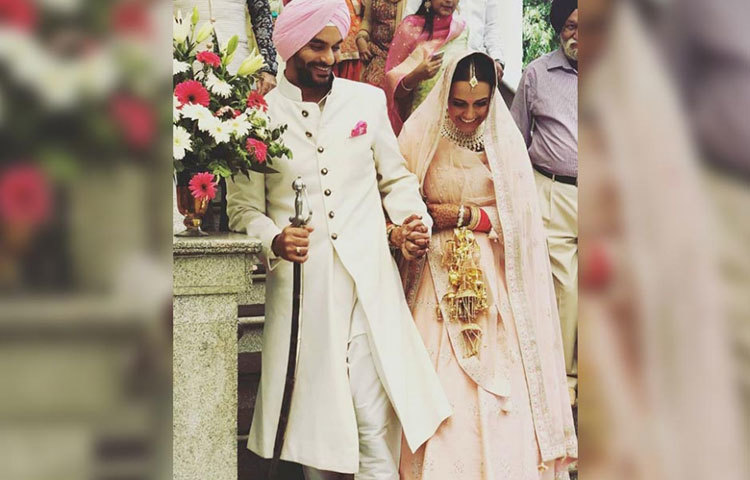 নেহা ও অঙ্গদ বিয়ের পোশাকে।