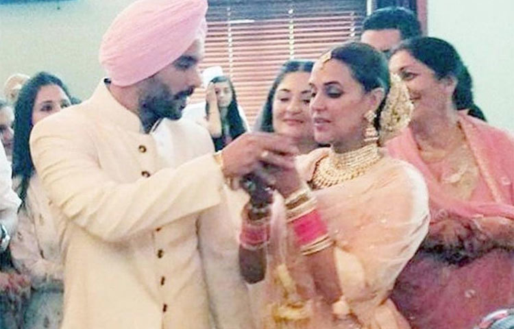 আনন্দ উদযাপনের ছবি।