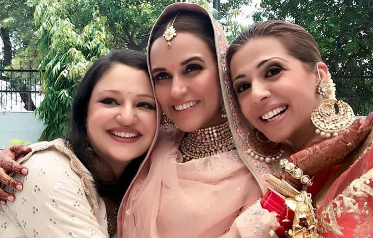 বান্ধবীদের সঙ্গে নেহা।