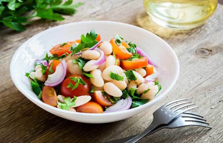 বিনস : যারা নিরামিশাষী, তারা ডিমের বদলে বিনস খেতে পারেন। এতেও বায়োটিন থাকে যা নখ শক্ত করে।
