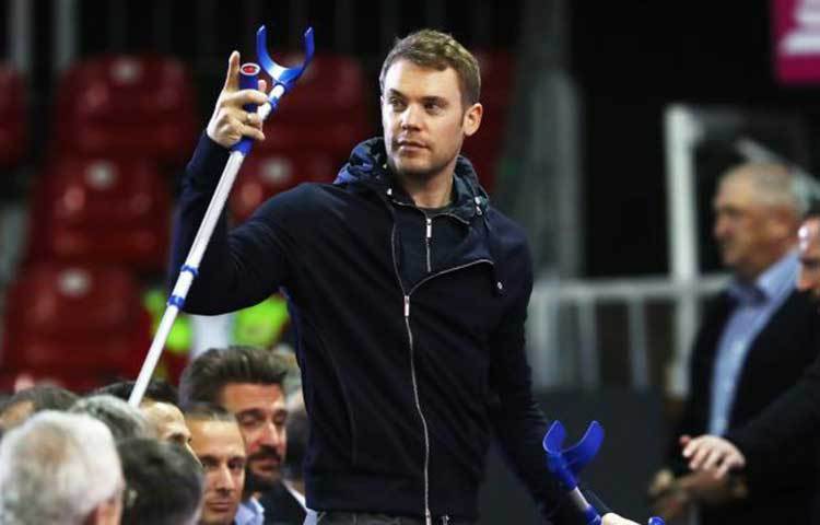 ম্যনুয়েল নুয়্যারের সমস্যা একটু বেশিই। গত ১২ মাসে তিনবার পায়ের পাতার হাড় ভেঙেছেন জার্মান গোলকিপার। বছরের বেশিরভাগ সময় কাটাতে হয়েছে মাঠের বাইরে, রিকভারিতে। তবে আশাবাদ ব্যক্ত করে নুয়্যার বলেন, ‘ধীরে ধীরে সুস্থ হচ্ছি। এখনো তো অনেকটা সময় বাকি।’