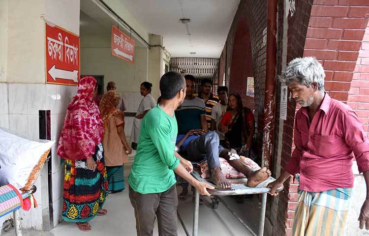 আহত এক রোগীকে চিকিৎসার জন্য হাসপাতালে নিয়ে আসা হয়েছে। ছবি : বিপ্লব দিক্ষিৎ