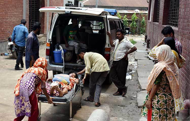 হাসপাতালটিতে আসা রোগীর স্বজন ও বিশেষজ্ঞরা বলছেন, পঙ্গু হাসপাতালকে পঙ্গু করে রেখেছে একাধিক দালাল চক্র। এ দালাল চক্রকে খাটান ক্ষমতাসীন দলের অনেকেই। ছবি : বিপ্লব দিক্ষিৎ
