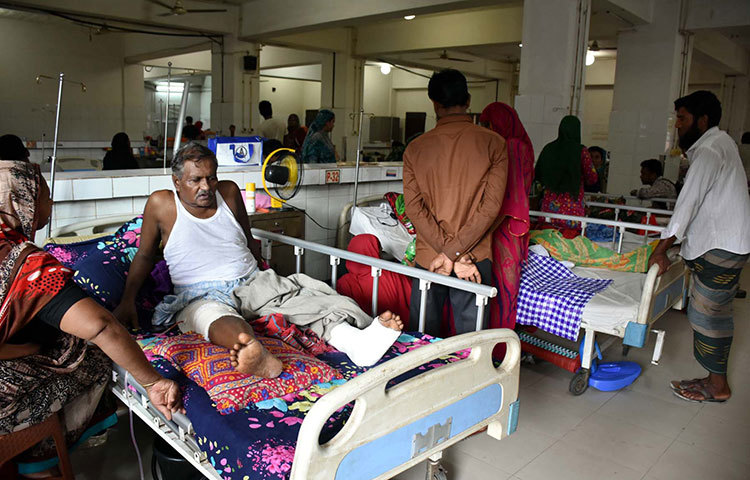 হাসপাতালে চিকিৎসা নিচ্ছেন একজন আহত রোগী। ছবি : বিপ্লব দিক্ষিৎ