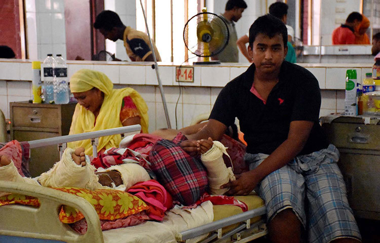 আহত রোগীর পাশে বসে সেবা করছেন একজন আত্মীয়। ছবি : বিপ্লব দিক্ষিৎ