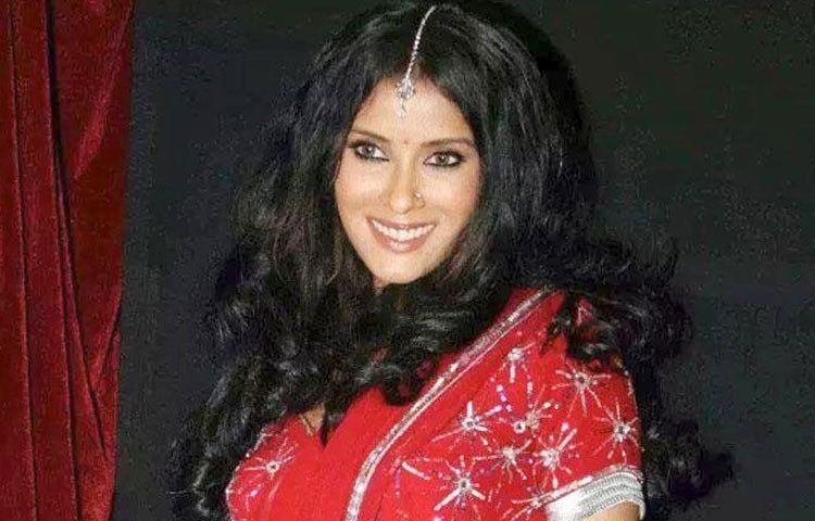 নন্দনা সেন : রাজা রবি বর্মাকে নিয়ে কেতন মেহতার বিতর্কিত ছবি ‘রং রসিয়া’তে ক্যামেরার সামনে নগ্ন হয়েছিলেন অভিনেত্রী নন্দনা সেন। কিছু ‘বোল্ড’ দৃশ্য এবং নগ্নতার কারণে মুক্তির আগে সেন্সর বোর্ডের অনেক বাধা পেরোতে হয় ছবিটিকে।