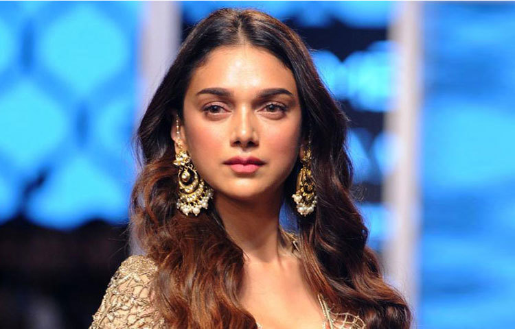 সমালোচকদের বিচারে সেরা পারফরম্যান্স পুরস্কার পেয়েছেন অদিতি রাও হায়দারি (ভূমি)।