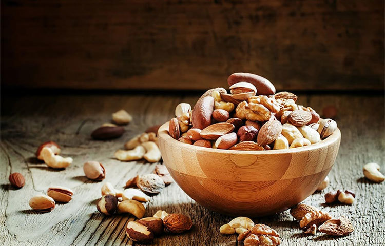 কাজের ফাঁকে একটু করে বাদাম খান। বাদামে প্রচুর পরিমাণে প্রোটিন থাকে। তবে বেশি মাত্রায় বাদাম খেলে পেট খারাপ হতে পারে।