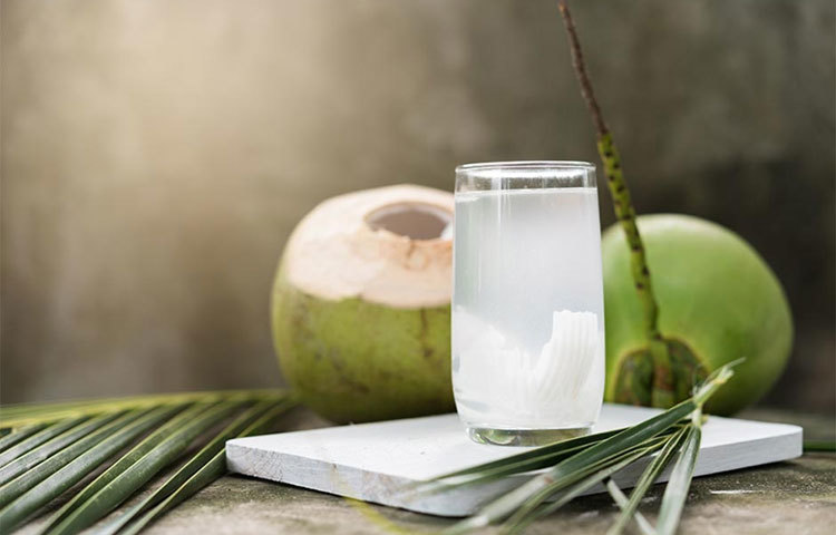 গরম পড়ছে। কাজের ফাঁকে বেরিয়ে গিয়ে ডাবের জল খেয়ে নিন। এতে শরীর ঠান্ডা থাকে।