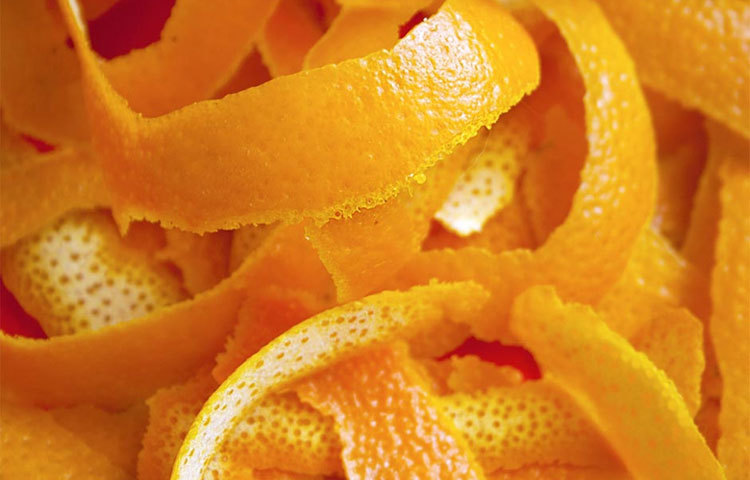 অ্যাজমা প্রতিরোধ করে : যারা অ্যাজমায় ভোগেন, তাদের শ্বাসনালিতে ফ্লেগম জমে। এই ফ্লেগম হল একপ্রকার সান্দ্র তরল পদার্থ, যা শ্বাস-প্রশ্বাসের স্বাভাবিক গতিকে হ্রাস করে। কমলালেবুর খোসা শ্বাসনালিতে ফ্লেগম জমার পরিমাণ কমিয়ে দেয়।