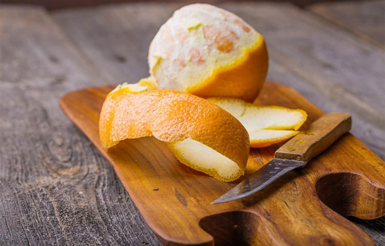 হৃদযন্ত্র সুস্থ রাখে : কমলালেবুর খোসায় হেসপেরিডিন থাকে, যা রক্তচাপের মাত্রা এবং কোলেস্টেরলের মাত্রার ভারসাম্য বজায় রাখে।