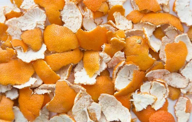 হজমে সাহায্য করে : কমলালেবুর খোসায় অ্যান্টি-ইনফ্ল্যামেটরি উপাদান থাকায় তা হজমে সাহায্য করে এবং গ্যাস, অ্যাসিডিটি ইত্যাদির সম্ভাবনা কমিয়ে দেয়।