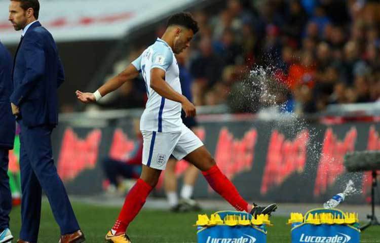 আলেক্স ওক্সলাডে চেম্বারলিন- ইংল্যান্ডের এই ফুটবরারও হাঁটুর ইনজুরিতে রয়েছেন।