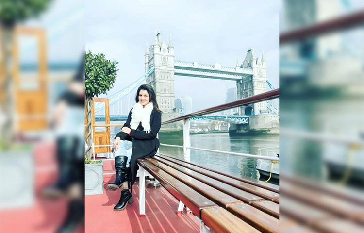 লন্ডন টাওয়ার ব্রিজের সামনে পায়েল।