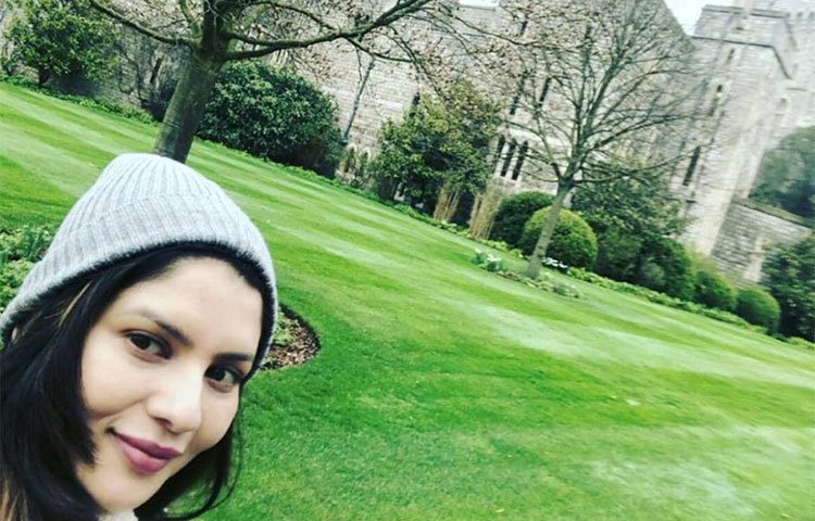 ইংল্যান্ডে উইন্ডসোর ক্যাসলের সামনে। শীতের আমেজে আছেন।