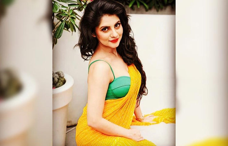 সর্বদা হাস্যেজ্জ্বল পায়েল। শাড়িতে তাকে মিষ্টি পাখির মত লাগে।