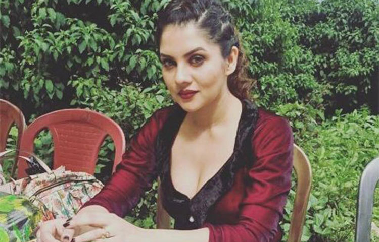 ভ্রমণের ফাঁকে ফাঁকে পায়েল ছবি তুলতে তিনি ভীষণ পছন্দ করেন।