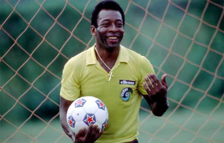 ফুটবল হাতে পেলে। পেলের পুরো নাম ‘এডসন অ্যারানটিস দো নাসিমেন্তো’। নামটা রাখা হয়েছিল বিশ্ববিখ্যাত বিজ্ঞানী টমাস আলভা এডিসনের নামের সাথে মিল রেখে।