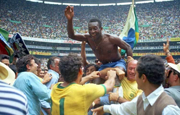 ১৯৭০ সালের বিশ্বকাপ জয়ের পর উল্লাসে ফেটে পড়েন পেলে।