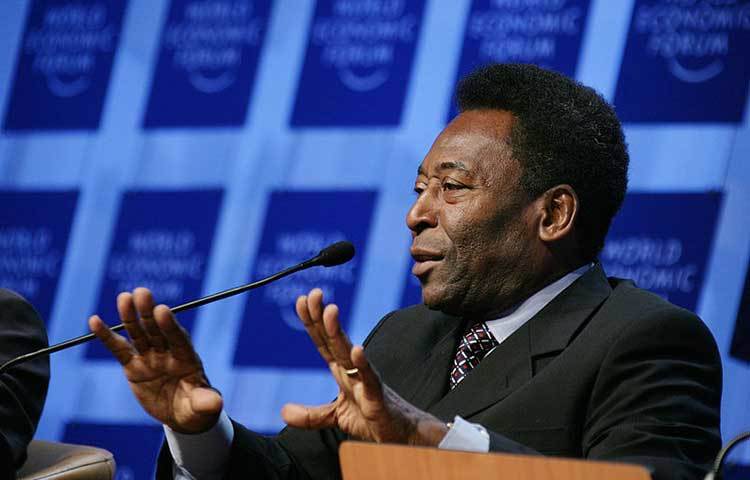 একটি অনুষ্ঠানে বক্তব্য দিচ্ছেন পেলে। কিংবদন্তী এ ফুটবলারকে নিয়ে রয়েছে নানা ধরনের গল্প। তিনি তার জীবনের গল্প শোনাতে পছন্দ করেন।