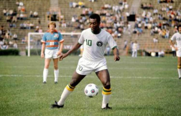 পেলের পায়ে ফুটবল। একবার তার কাছে বল এলে তা ছিনিয়ে নিয়ে যাওয়া অন্য খেলোয়াড়ের পক্ষে কষ্টকর।