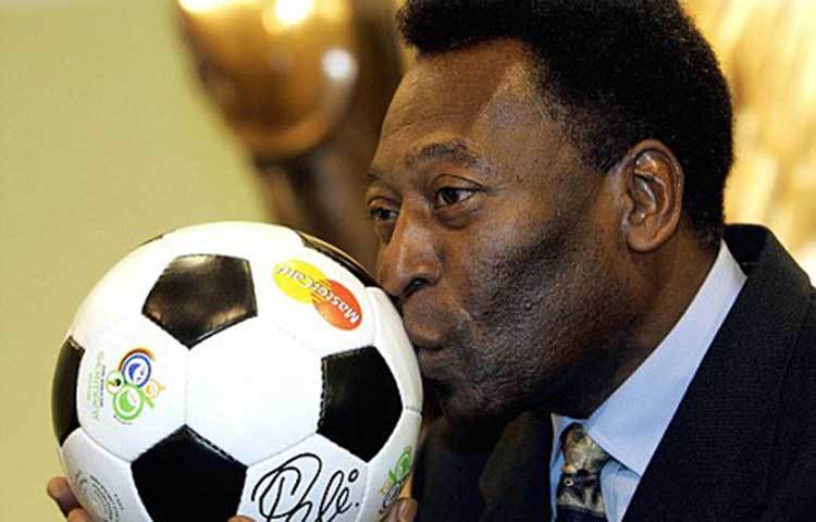 ফুটবলই যেন তার প্রাণ। তাই ফুটবলে চুমু খাচ্ছেন।