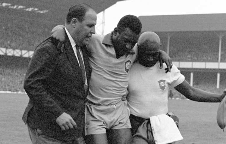 ইনজুরিতে পড়ার পর পেলে। কাঁধে ভর করে ফিরে যাচ্ছেন মাঠের বাইরে। শুধু ফুটবলারই নন, জীবন যুদ্ধে সংগ্রাম করে জয়ী এক যোদ্ধার নাম পেলে।