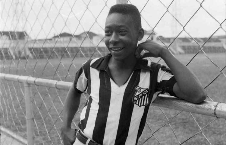 কৈশোরে হাস্যোজ্জ্বল পেলে।