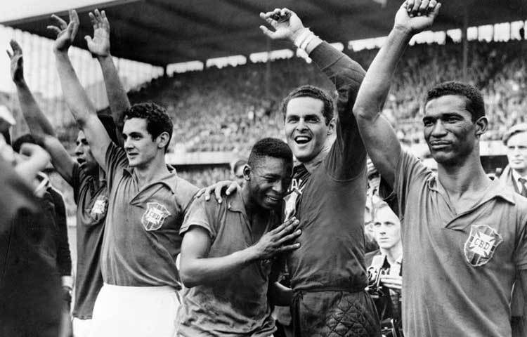 প্রথম বিশ্বকাপ জয়ের পর আনন্দে কান্নারত পেলে। আনন্দ উল্লাস করছেন সঙ্গী খেলোয়াড়দের সঙ্গে।