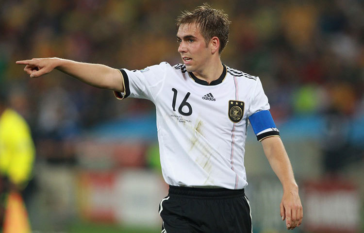 ফিলিপ লাম : আরেক বিশ্বকাপজয়ী অধিনায়ক। জার্মানিকে ২০১৪ বিশ্বকাপ জয়ে দিয়েছেন নেতৃত্ব। ডিফেন্সিভ মিডফিল্ডে ছিলেন জার্মান কোচ জোয়াকিম লোর অন্যতম ভরসা। তবে ২০১৪ বিশ্বকাপে দায়িত্ব পালন করেছেন সেন্ট্রাল মিডফিল্ডার হিসেবে। মাঝ মাঠ থেকে বল সার্কুলেশন খেলার নিয়ন্ত্রণটা পুরোপুরি করতেন তিনি। যে কারণে, ২০১৪ রিও ডি জেনিরোর মারাকান থেকে বিশ্বকাপ ট্রফিটা জিতে দেশে ফিরতে পেরেছেন তিনি। বিশ্বকাপের পরই অবশ্য অবসরের ঘোষণা দেন তিনি।