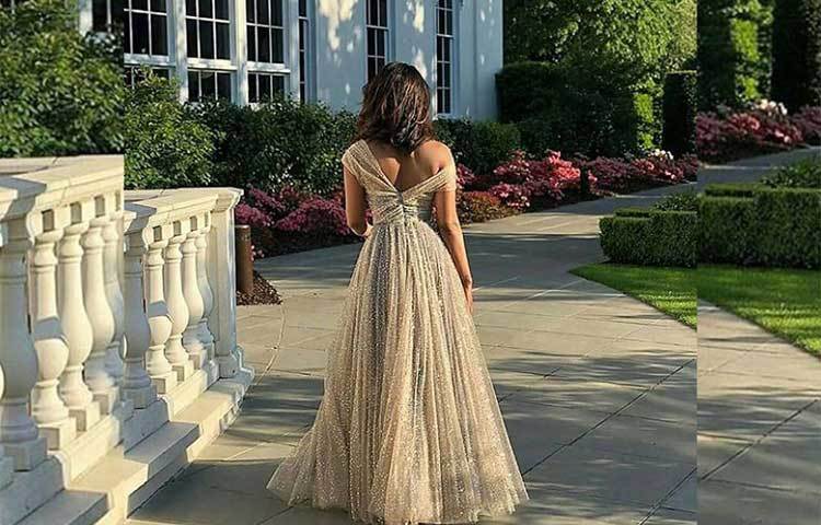 ইভনিং গাউনের রঙও ছিল বেশ আলাদা। ছাইরঙা বেসের উপরে বেইজ কালারের গ্লির্টাস।