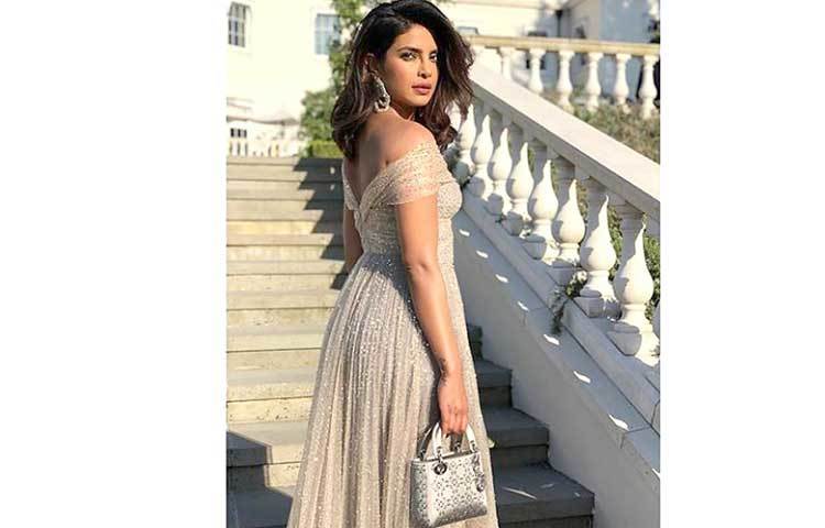 কানে মানানসই দুল, হাতে ক্ল্যাচ রূপসী প্রিয়াঙ্কা সকলের চোখে পড়েছেন। রিসেপশনের আসরে আনুষ্ঠানিক নাচেও অংশ নিয়েছেন তিনি।