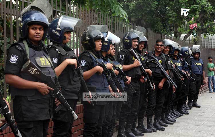 র‌্যাবের একটি দলকে সতর্ক অবস্থায় রাখা হয়েছে। ছবি : বিপ্লব দিক্ষিৎ