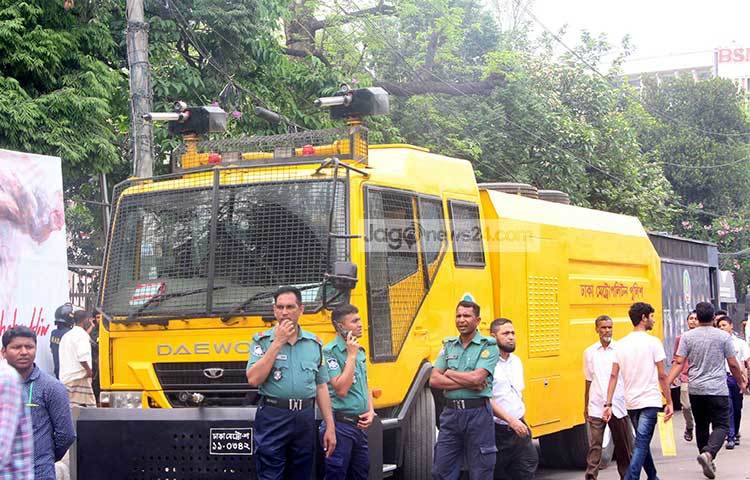 জল কামান নিয়ে প্রস্তুত রয়েছে পুলিশ। ছবি : বিপ্লব দিক্ষিৎ