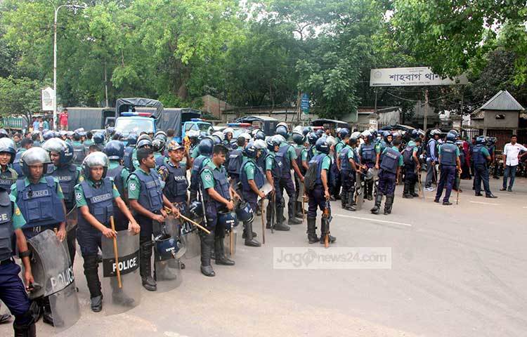 শাহবাগ থানার সামনে অতিরিক্ত পুলিশ মোতায়েন করা হয়েছে। ছবি : বিপ্লব দিক্ষিৎ
