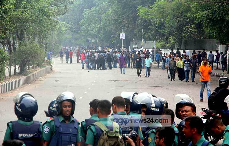 আন্দোলনকারীদের ঘিরে রয়েছে পুলিশ। ছবি : বিপ্লব দিক্ষিৎ