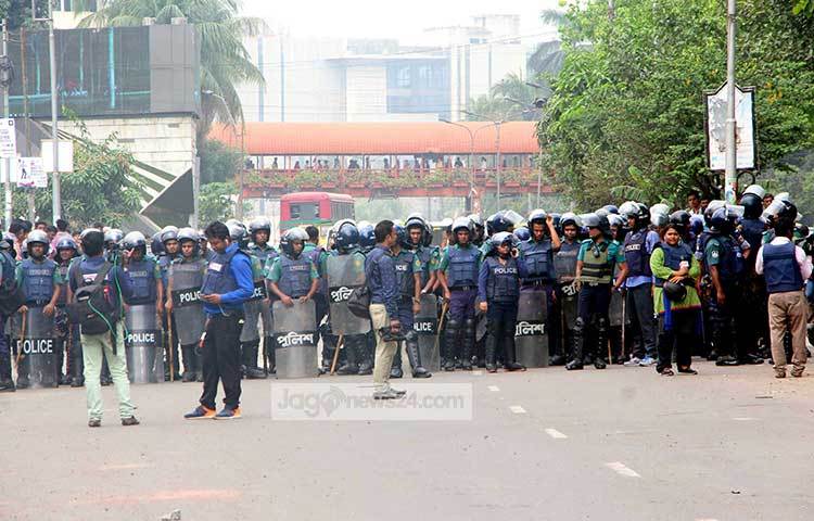 শাহবাগের মোড়ে পুলিশ নিরাপত্তা বলয় গড়ে তুলেছে। ছবি : বিপ্লব দিক্ষিৎ