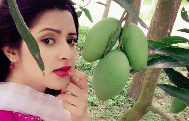 আমের সঙ্গে পরীর সেলফি।