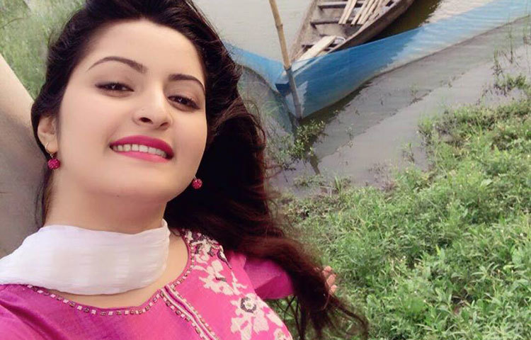 প্রকৃতির কাছে গেলেই পরীমনি সেলফি তোলায় মেতে ওঠেন।