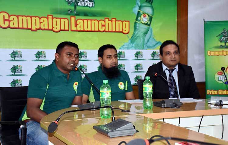 অনুষ্ঠানে জানানো হয়, প্রাণ আপের ক্যাপে থাকা গোপন কোড ৬৯৬৯ নম্বরে এসএমএস করে পাঠিয়ে ক্রেতারা প্রতিদিন জিতে নিতে পারবেন আকর্ষণীয় পুরস্কার। ছবি : বিপ্লব দিক্ষিৎ