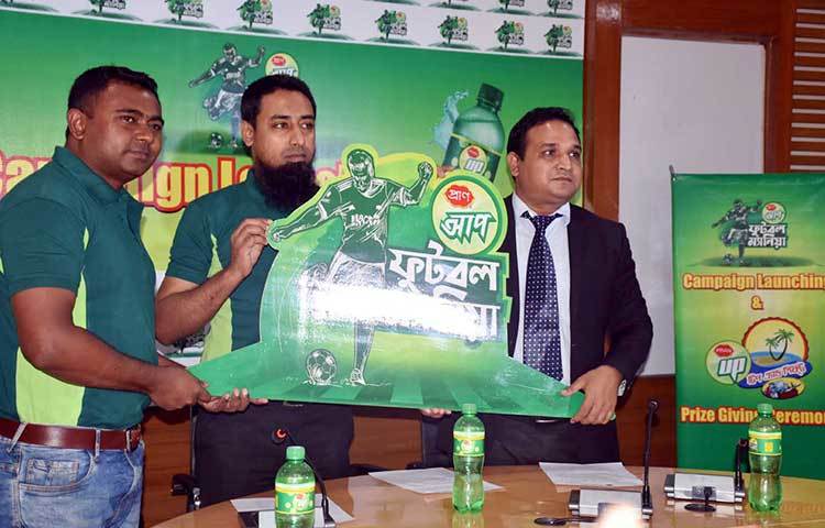 ‘প্রাণ আপ ফুটবল ম্যানিয়া’ কাটআউট প্রদর্শন করা হচ্ছে। ছবি : বিপ্লব দিক্ষিৎ