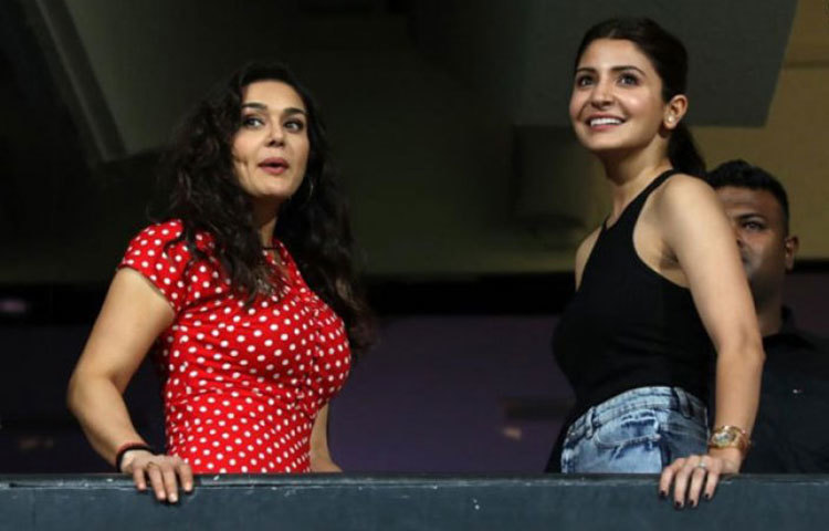 দুজনে দুটি দলের সমর্থন করতে এলেও ম্যাচ চলাকালে মাঠের উত্তাপ প্রীতি ও অনুশকার সৌহার্দ্যে ছাপ ফেলেনি।