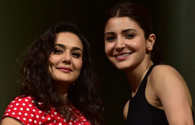 একে অপরের সঙ্গে গল্প করতে দেখা গেল বলিউডের দুই অভিনেত্রীকে। ক্যামেরার সামনে পোজও দিলেন।