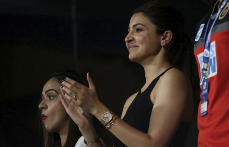 স্বামীর দলকে ম্যাচ চলাকালে এভাবেই সমানে উৎসাহিত করে গেলেন অনুশকা।