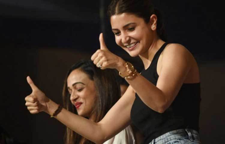 গ্যালারিতে অনুশকা।