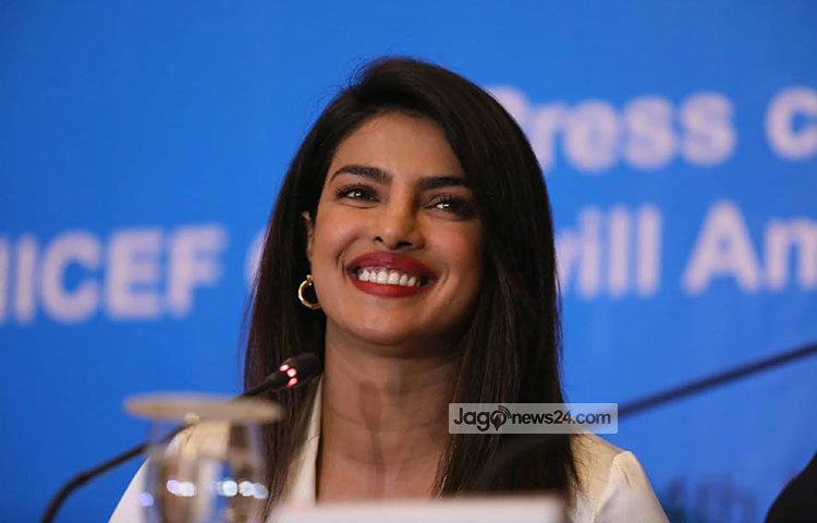সংবাদ সম্মেলনে হাস্যোজ্জ্বল প্রিয়াঙ্কা। ছবি : মাহবুব আলম