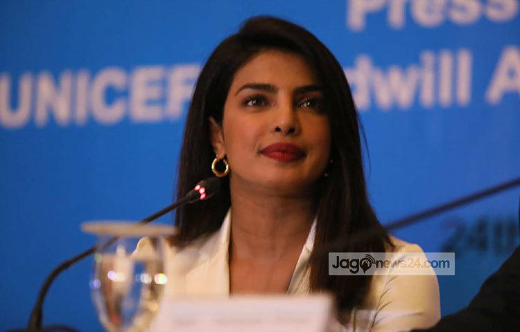 গত চার দিনে প্রিয়াঙ্কা উখিয়া ও টেকনাফের ১০টি শরণার্থী ক্যাম্প এবং সীমান্তের কাছের রোহিঙ্গা আগমনের ট্রানজিট পয়েন্ট ঘুরে দেখেন। ছবি : মাহবুব আলম